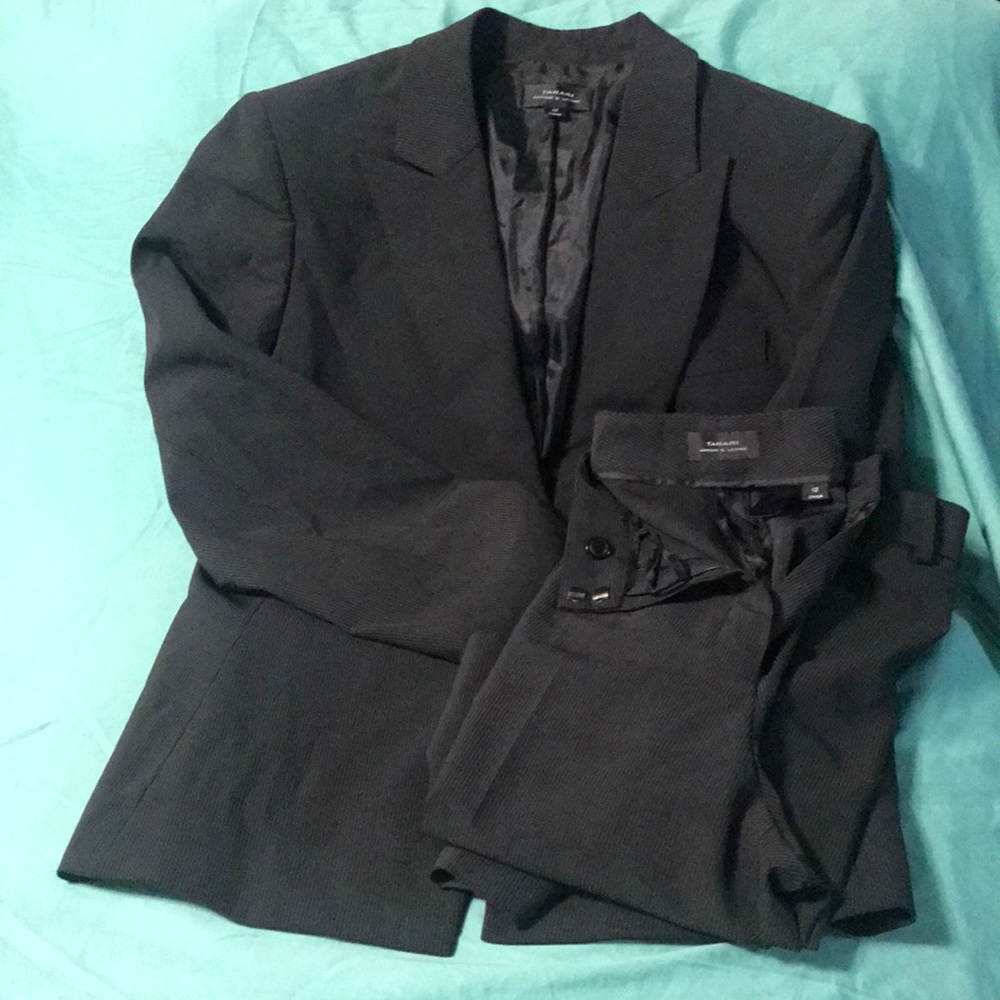 Tahari-2pcs black thin pinstripes pant suit